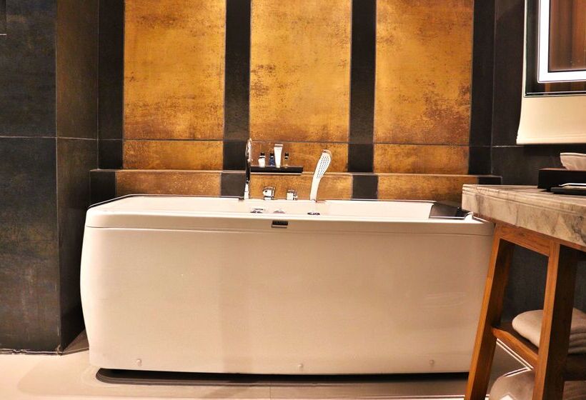 هتل Radisson Blu Plaza Resort & Convention Centre Karjat