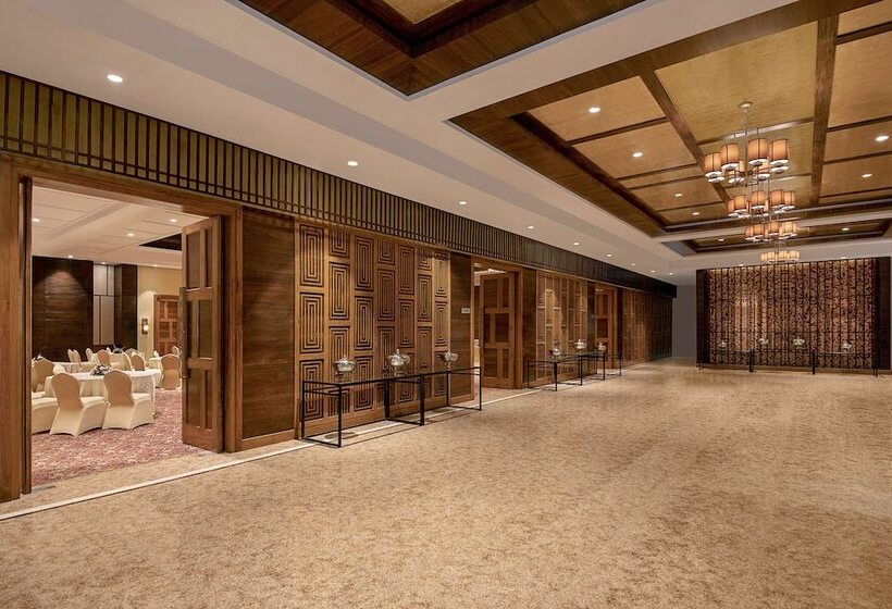 هتل Radisson Blu Plaza Resort & Convention Centre Karjat