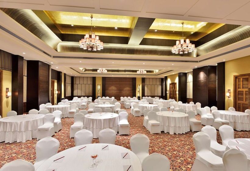 هتل Radisson Blu Plaza Resort & Convention Centre Karjat