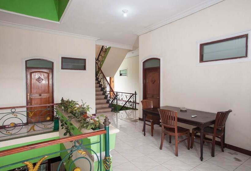 پانسیون Reddoorz @ Genteng Surabaya 2