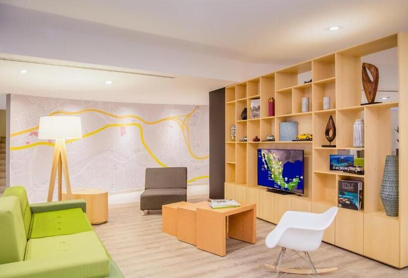 Отель Fiesta Inn Express Perinorte