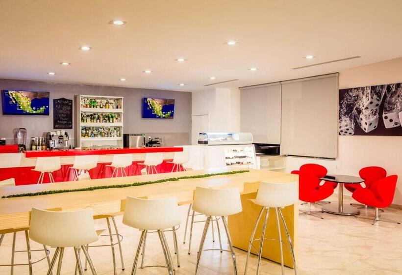 Отель Fiesta Inn Express Perinorte