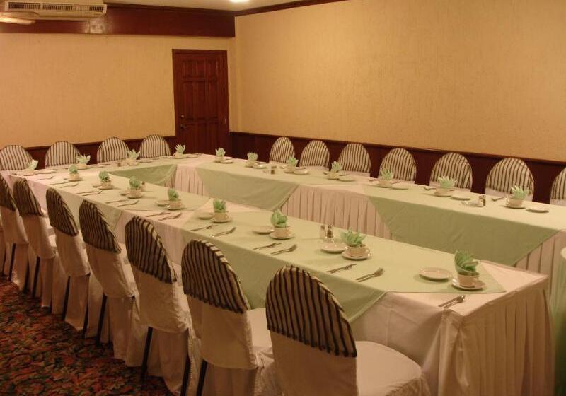 استراحتگاه Grand Plaza La Paz  And Suites