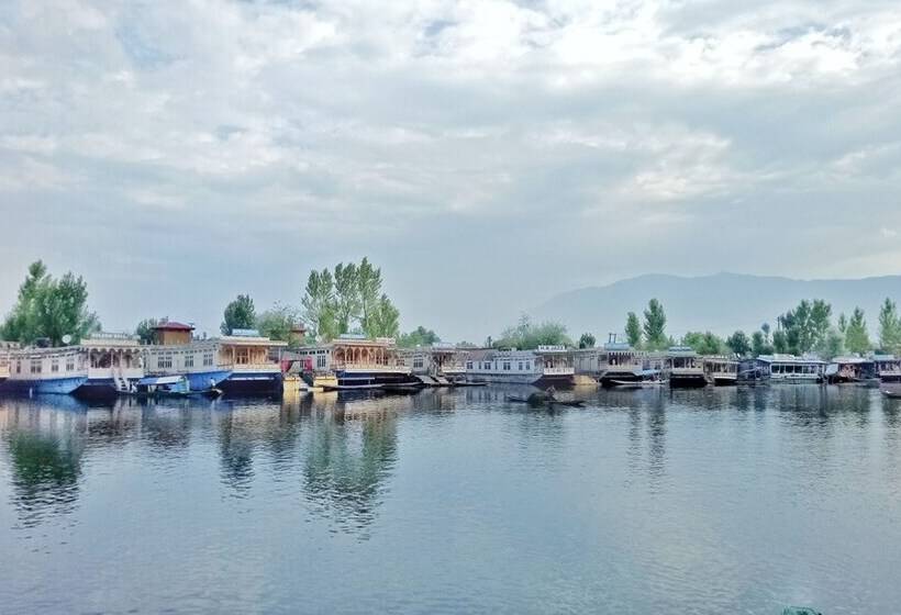 هتل New Bul Bul Group Of Houseboats