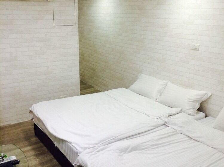 پانسیون Mambo Hostel