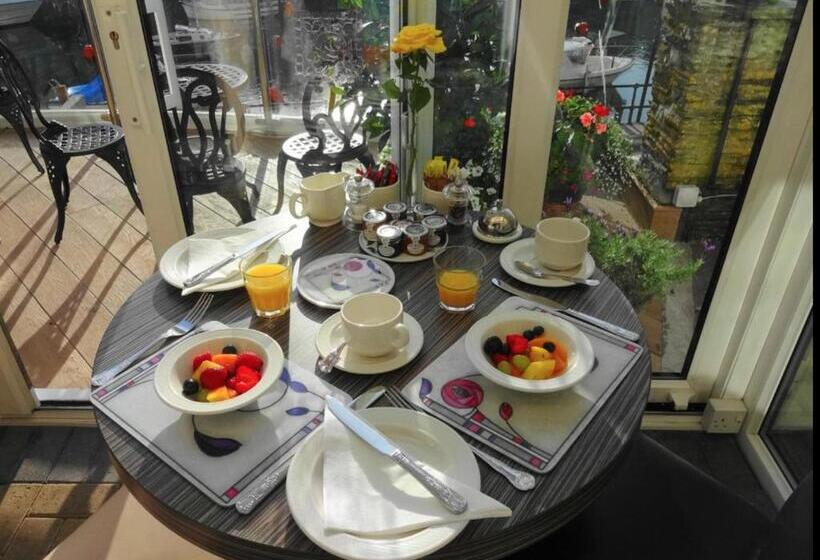 بنسيون The Old Bridge House