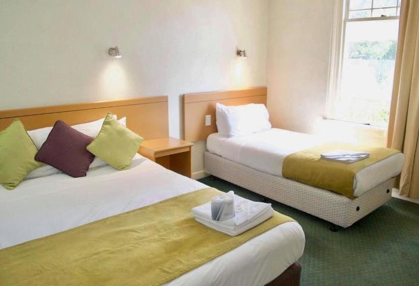 هاستل The Station Backpackers