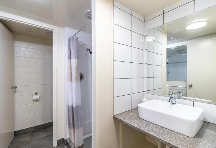 هتل Admirals Motor Inn