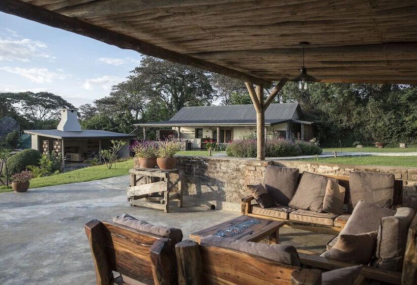 هتل Arusha Villa