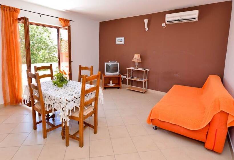 پانسیون Apartments Cola