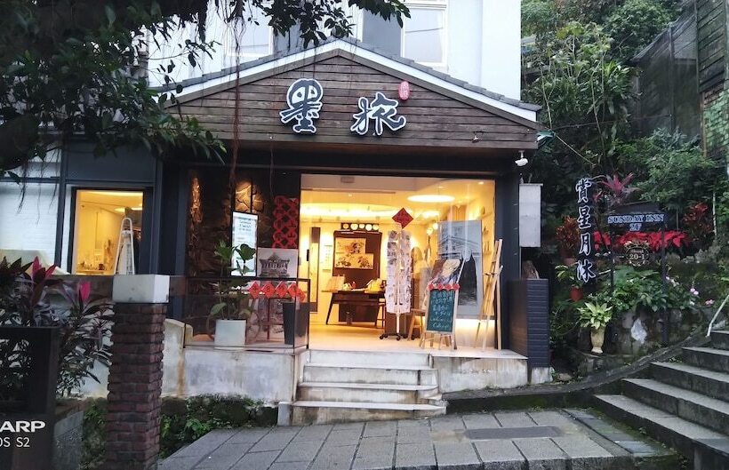 تختخواب و صبحانه Sunday Inn