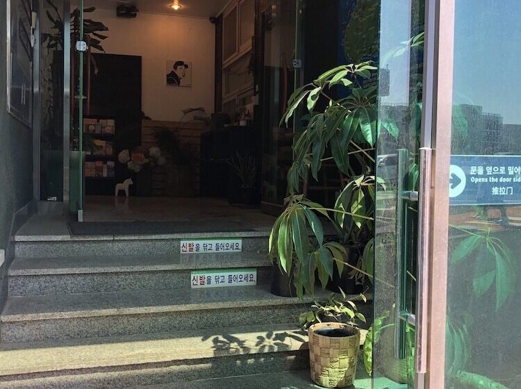 Maniju Pension