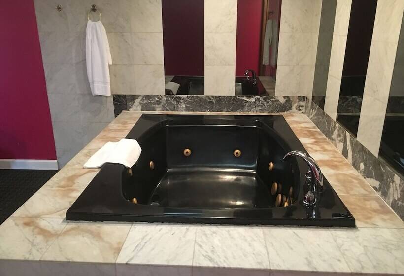 فندق على الطريق Midway Inn & Suites