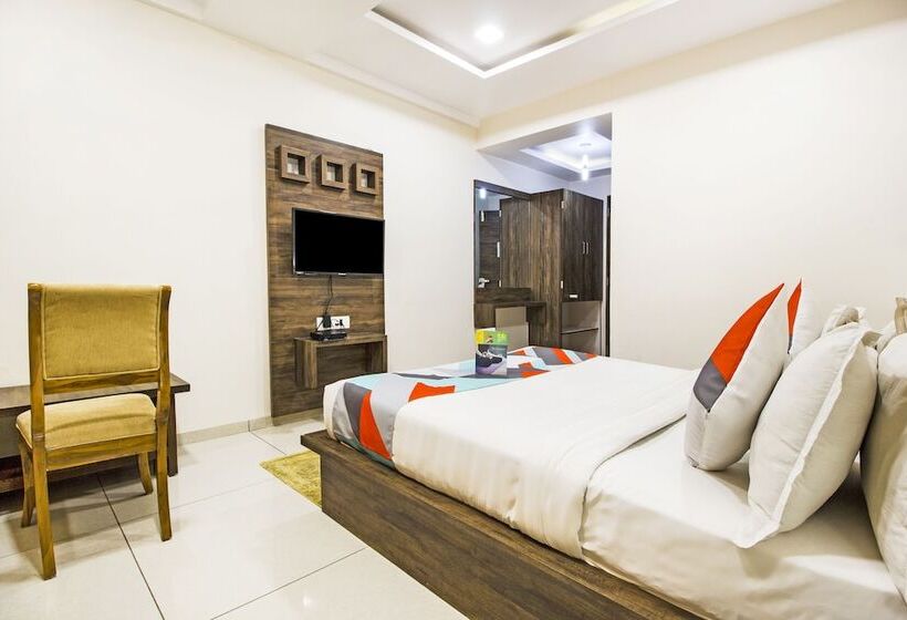 Fabhotel Royal Palace