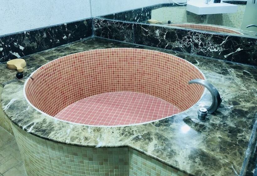 هتل Youngs Hotspring