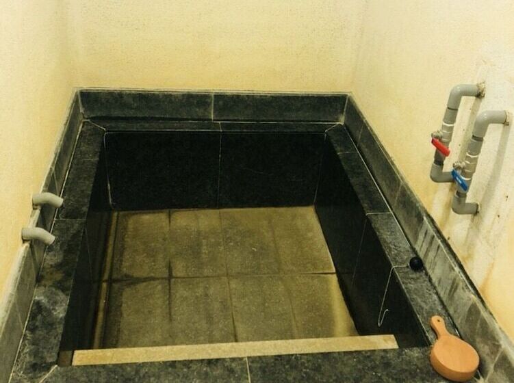 هتل Youngs Hotspring