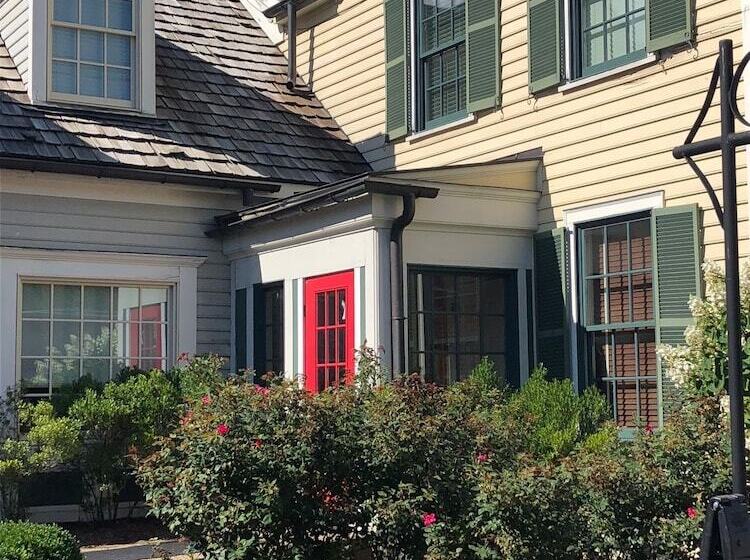 Howard's Creek Inn