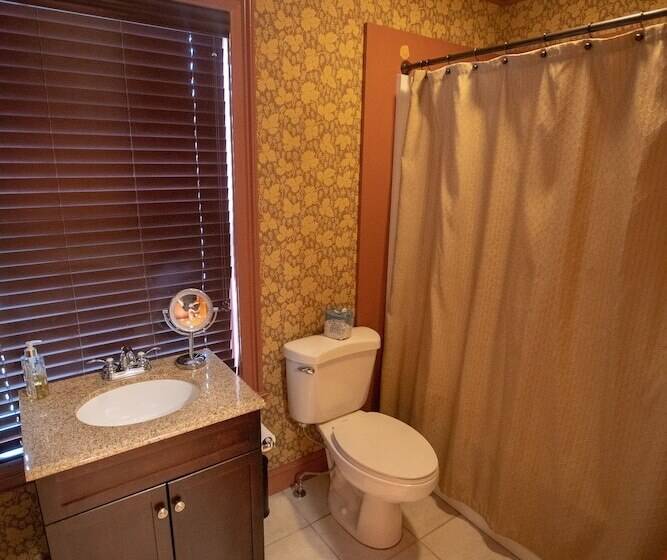 Howard's Creek Inn