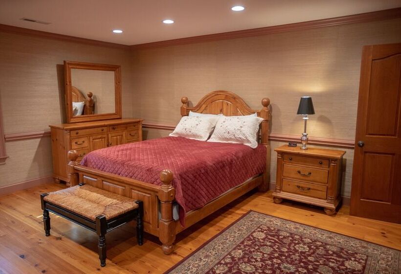 Howard's Creek Inn