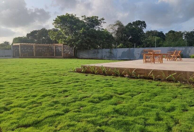 پانسیون Pushp Vatika Resort & Lawns