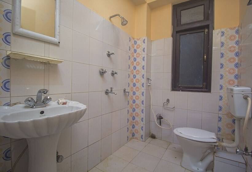 هتل Gompus By Oyo Rooms