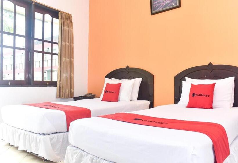 Пансион Reddoorz Plus @ Tirta Kencana