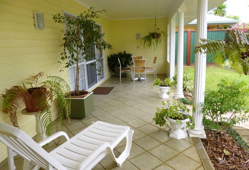 هتل Shiralee Executive Cottages