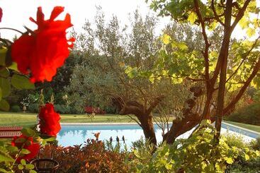 تختخواب و صبحانه La Bastide Tara