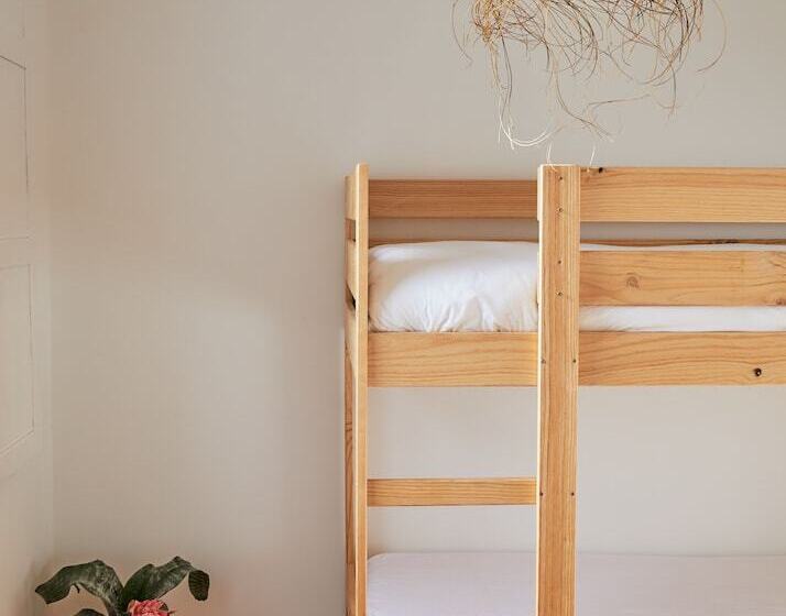 Caión Surf House   Hostel