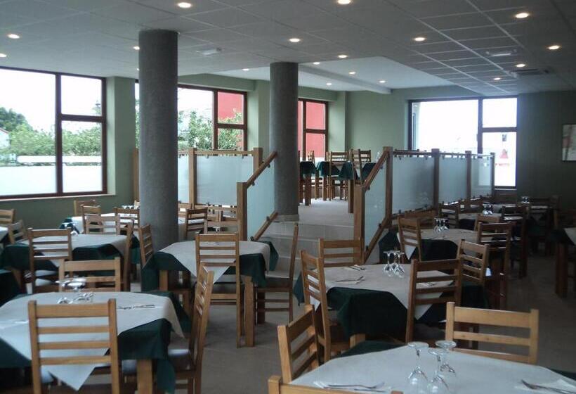 هتل O Vendaval Hostal Restaurante
