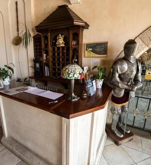 فندق Hostal Restaurante El Castillo