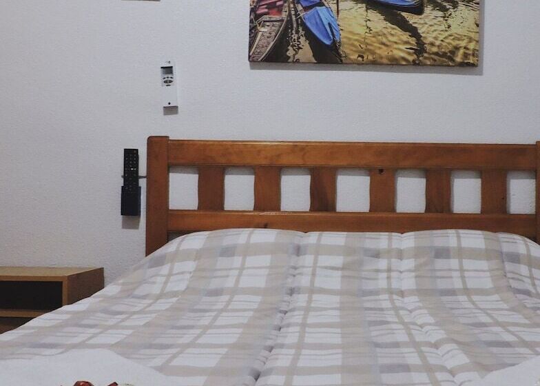 پانسیون Hostal Monreal