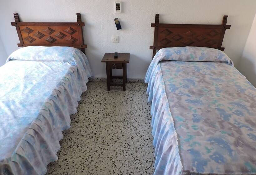 پانسیون Hostal Monreal