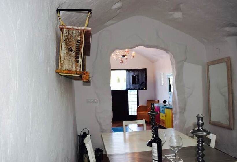 Cuevas Helena