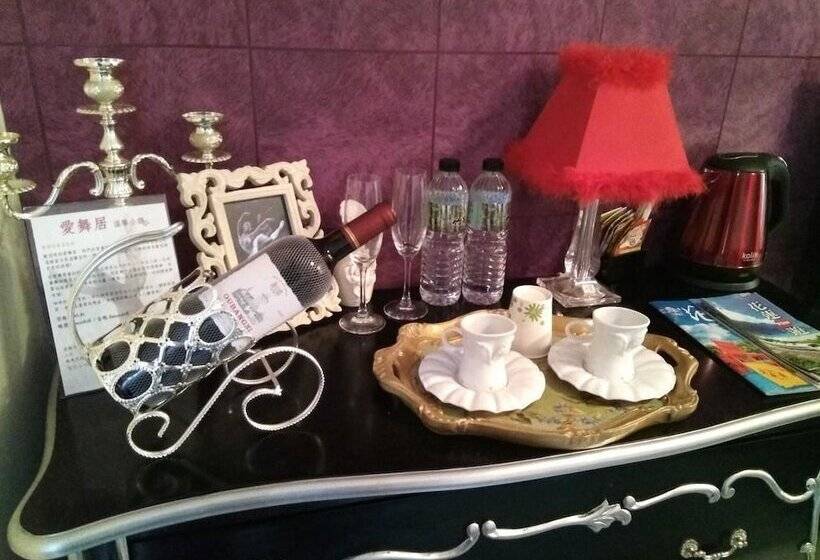 تختخواب و صبحانه Dancedoll House