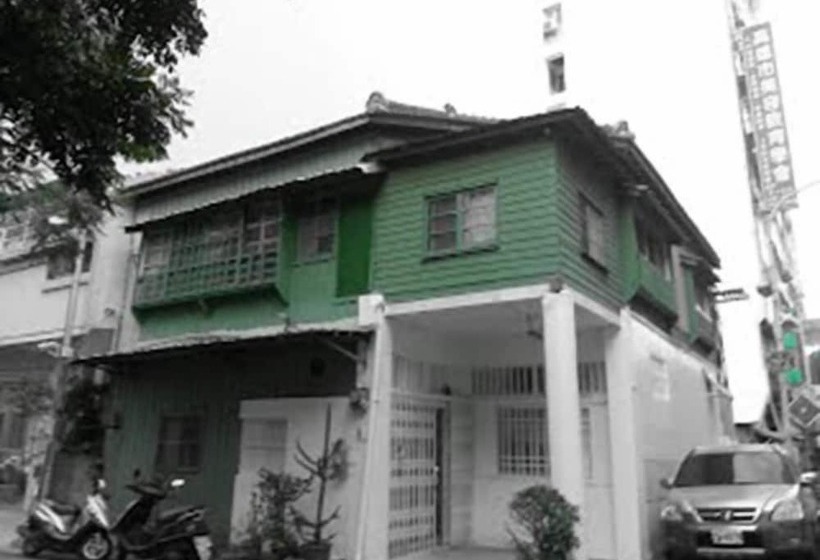 Century Green Lodge   Hostel