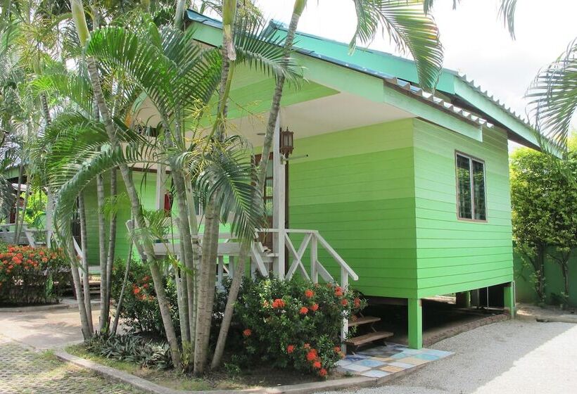 هتل The Green Resort Sri Racha