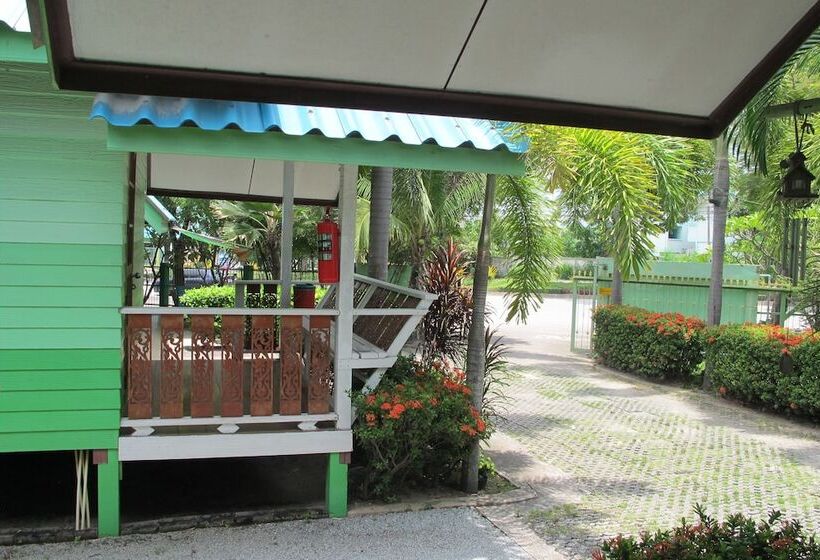 هتل The Green Resort Sri Racha