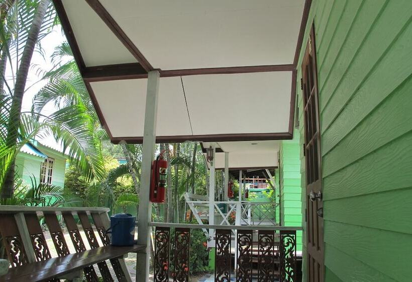 هتل The Green Resort Sri Racha