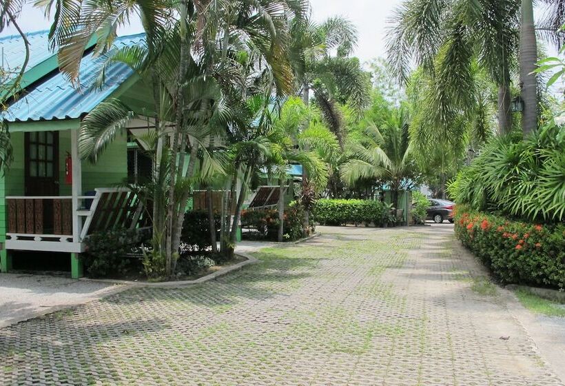 هتل The Green Resort Sri Racha