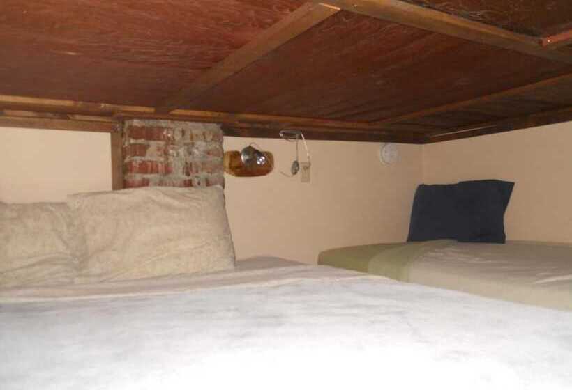 تختخواب و صبحانه A Swan Nest Inn