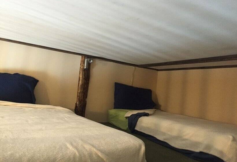 تختخواب و صبحانه A Swan Nest Inn
