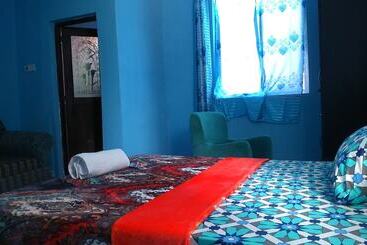 هتل Uroa White House Inn