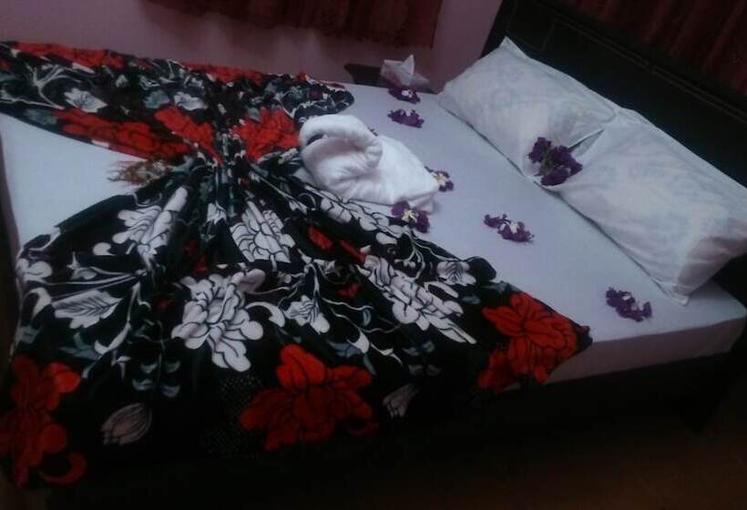 هتل Uroa White House Inn