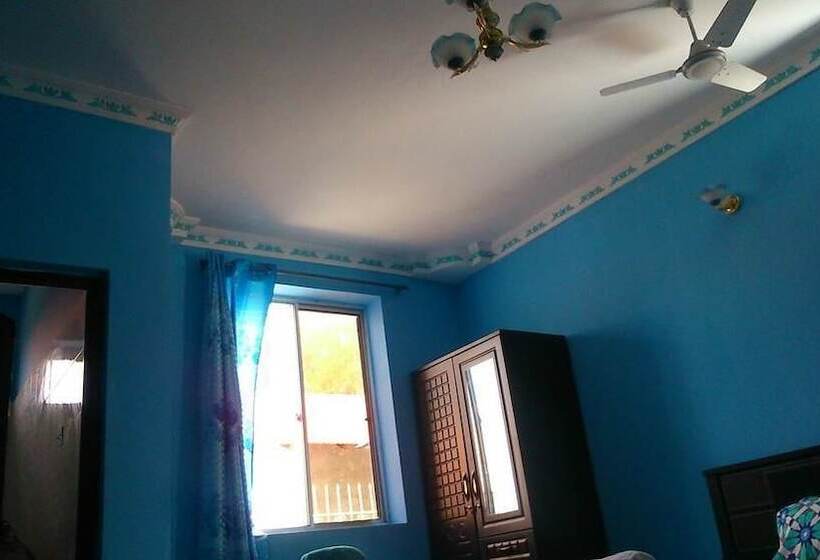 هتل Uroa White House Inn