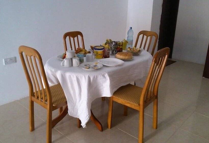 هتل Uroa White House Inn