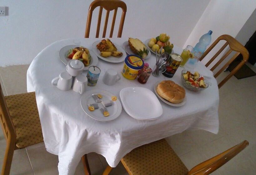 هتل Uroa White House Inn