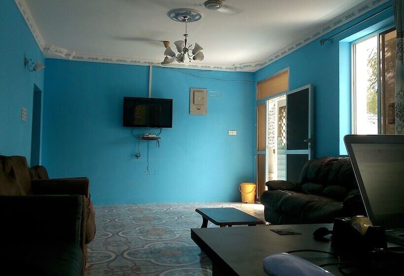 هتل Uroa White House Inn