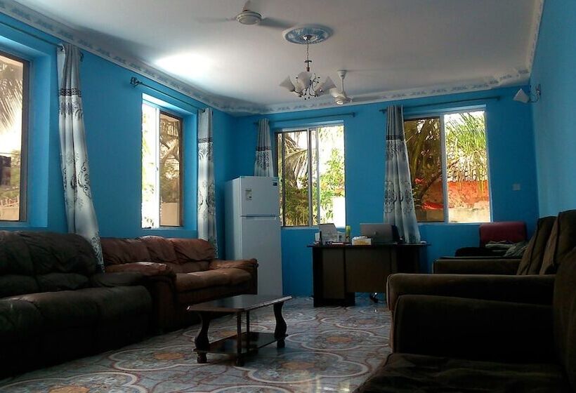 هتل Uroa White House Inn