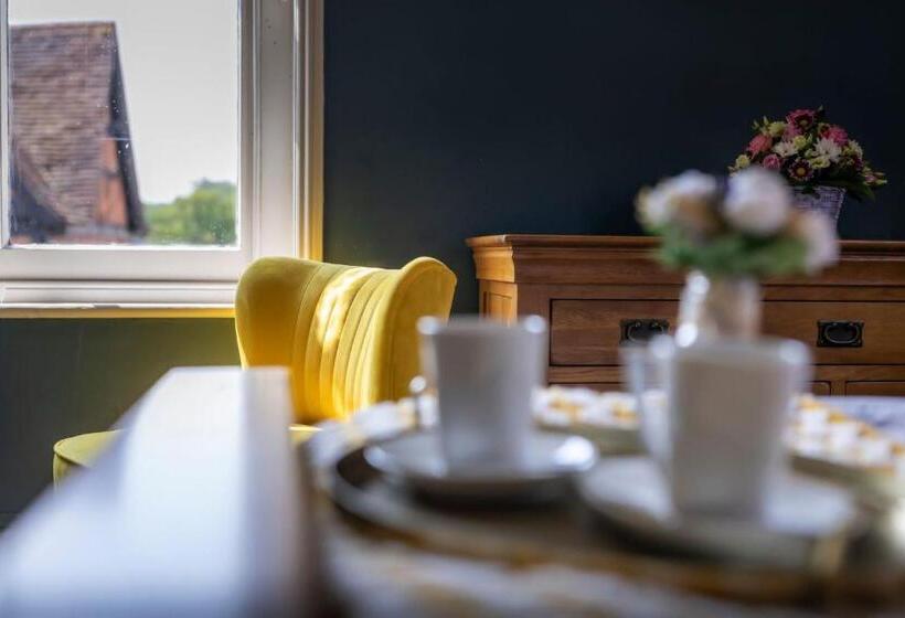 مبيت وإفطار The Swan Inn